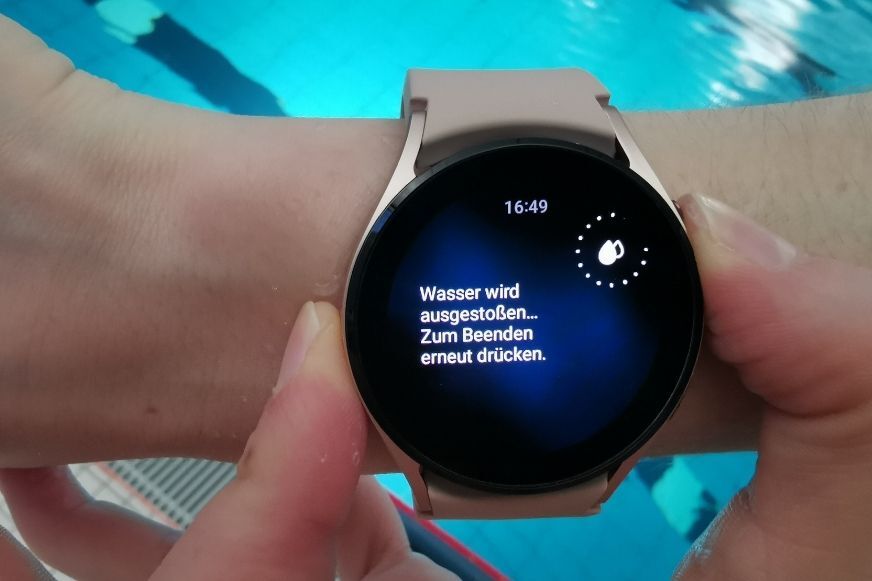 Man sieht, wie die Wassersperre auf der Samsung Galaxy Watch 4 gelöst wird.